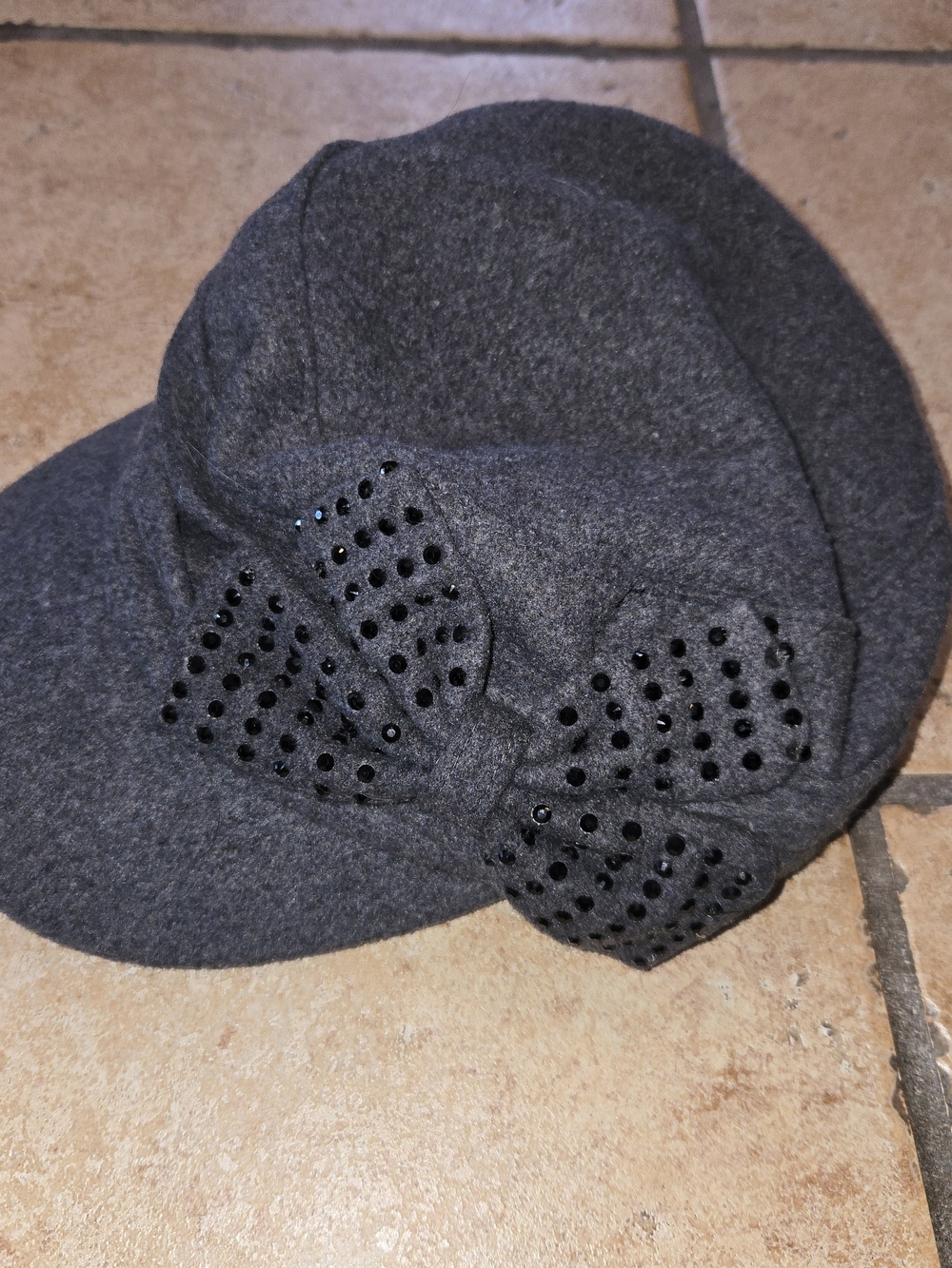 Women’s- Gray- Wool Blend- Newsboy- Cap with Studded Bow Accent